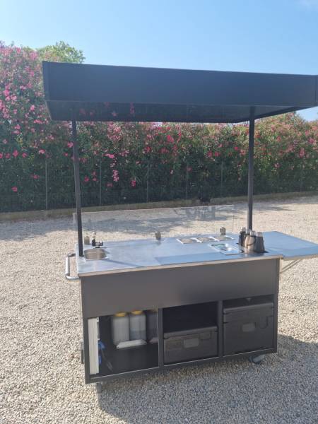 Stand crêpes et gaufres avec tonnelle en station balnéaire à Vannes 56