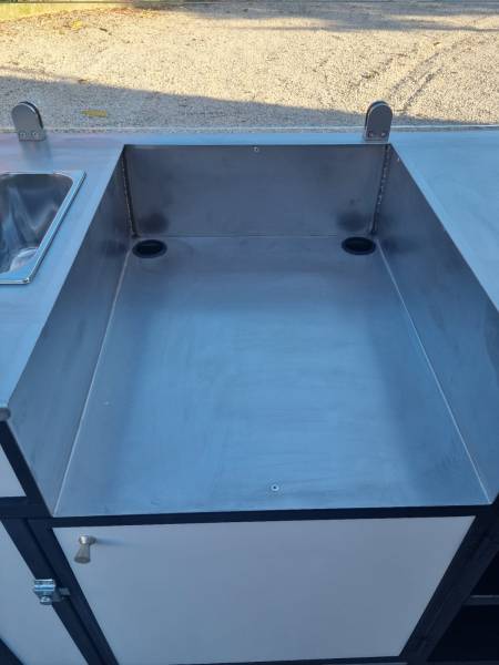 Stand mobile avec plateau en inox et rangements intérieurs à Bayonne 64